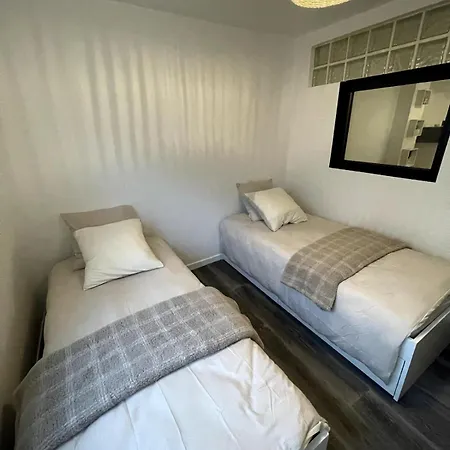 1 En Centre Apartment *